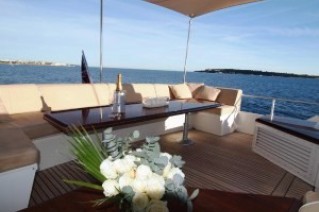 Noon Tease -  Flybridge